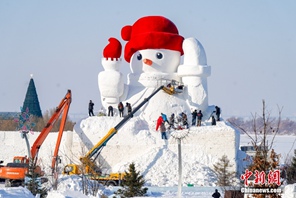 Sanamu kubwa ya mtu wa theluji (Snowman) kuonekana kwenye Bonde la Snowman mjini Harbin, Heilongjiang, China
