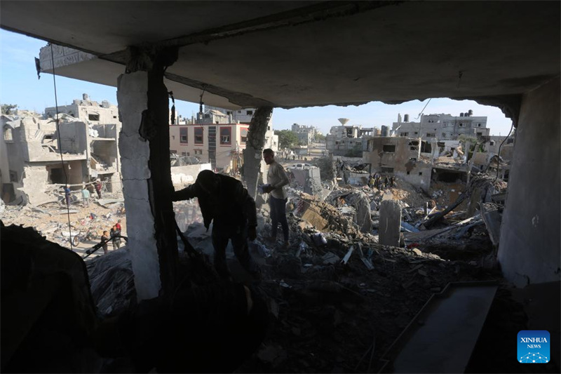 Watu wakikagua uharibifu baada ya mashambulizi ya Israeli katika Mji wa Rafah ulioko Kusini mwa Ukanda wa Gaza, Desemba 4, 2023. (Picha na Khaled Omar/Xinhua)