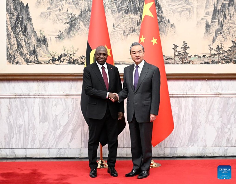 Waziri wa Mambo ya Nje wa China Wang Yi, ambaye pia ni Mjumbe wa Ofisi ya Siasa ya Kamati Kuu ya Chama cha Kikomunisti cha China (CPC),  akikutana na Waziri wa Mambo ya Nje wa Angola Tete Antonio mjini Beijing, China, Desemba 6, 2023. (Xinhua/Yan Yan)