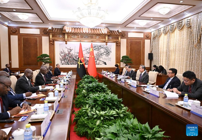Waziri wa Mambo ya Nje wa China Wang Yi, ambaye pia ni Mjumbe wa Ofisi ya Siasa ya Kamati Kuu ya Chama cha Kikomunisti cha China (CPC), akifanya mazungumzo na Waziri wa Mambo ya Nje wa Angola Tete Antonio mjini Beijing, China, Desemba 6, 2023. (Xinhua/Yan Yan)