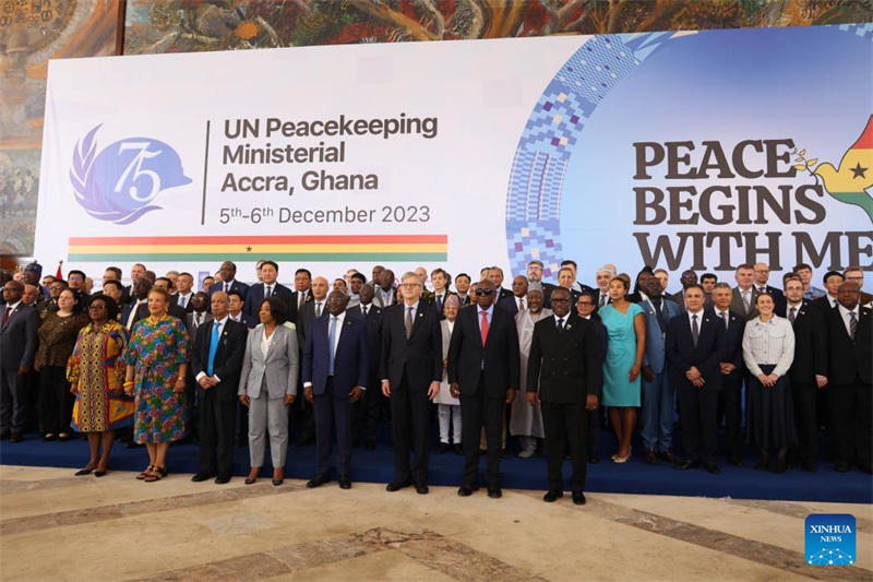 Wajumbe wakiwa katika picha ya pamoja kwenye Mkutano wa Mawaziri wa Kulinda Amani wa Umoja wa Mataifa wa Mwaka 2023 mjini Accra, Ghana, Desemba 6, 2023. (Picha na Seth/Xinhua)