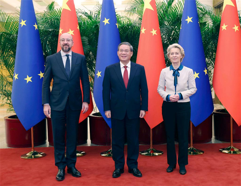 Waziri Mkuu wa China Li Qiang (Katikati), Rais wa Baraza la Ulaya Charles Michel (Kushoto), na Rais wa Kamisheni ya Ulaya Ursula von der Leyen wakiwa katika picha wakati wa kuongoza kwa pamoja Mkutano wa 24 wa Viongozi wa China na Umoja wa Ulaya kwenye Jumba la Mikutano ya Umma mjini Beijing, China, Desemba 7, 2023 (Xinhua/Liu Weibing)