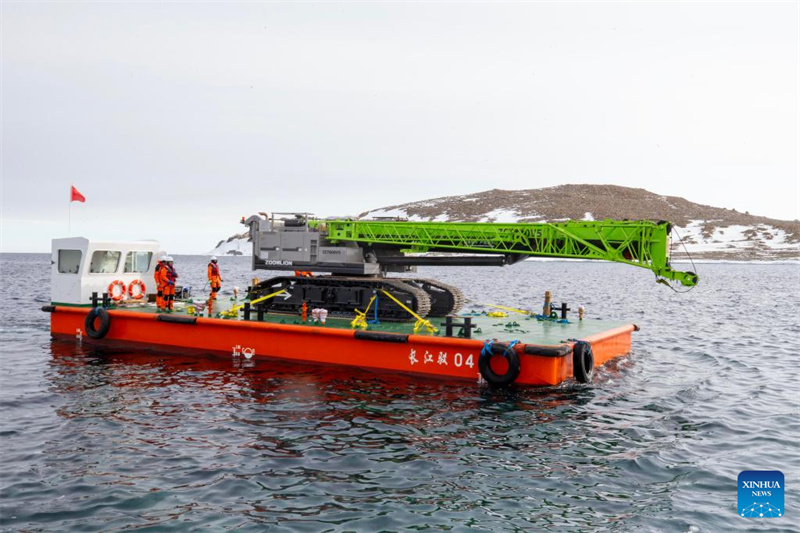 Wataalam wa Kundi la 40 la Utafiti wa Kisayansi katika Bahari ya Antaktika la China wakijiandaa kupakua mashine karibu na maeneo ya pwani ya Bahari ya Ross, Desemba 7, 2023. (Xinhua/Zhou Yuan)