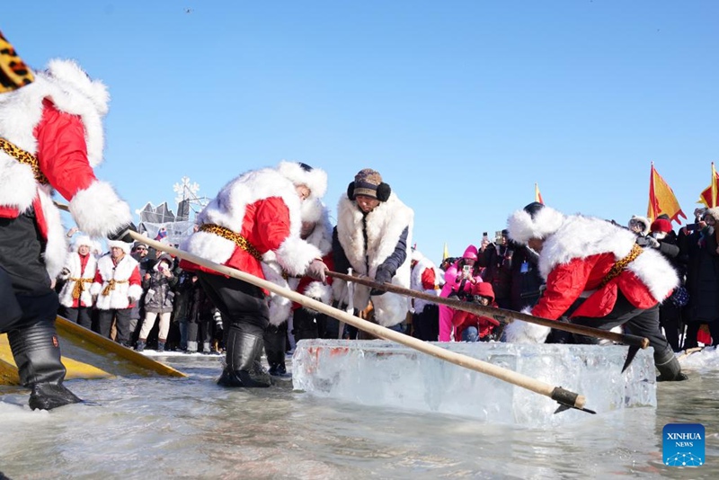Watu wakusanya barafu kutoka Mto Songhua huko Harbin, Kaskazini Mashariki mwa China
