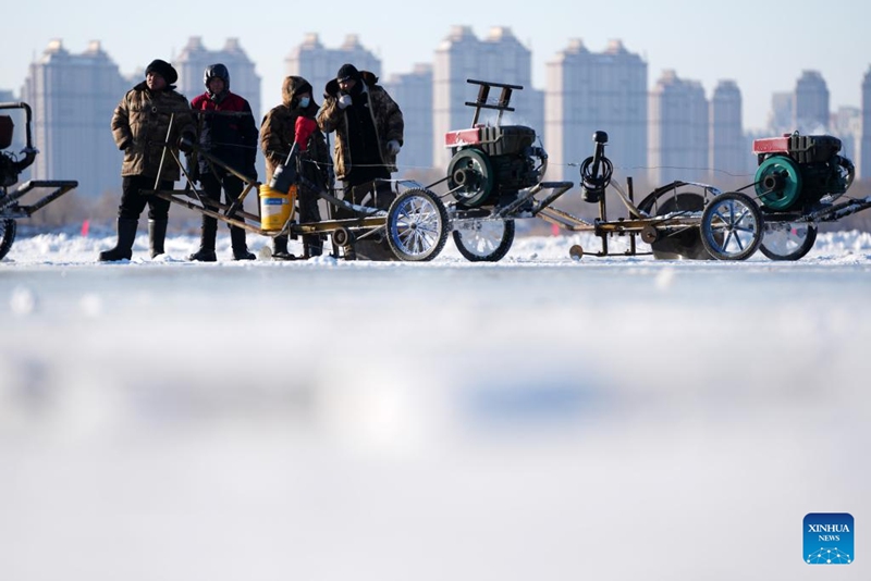 Watu wakusanya barafu kutoka Mto Songhua huko Harbin, Kaskazini Mashariki mwa China
