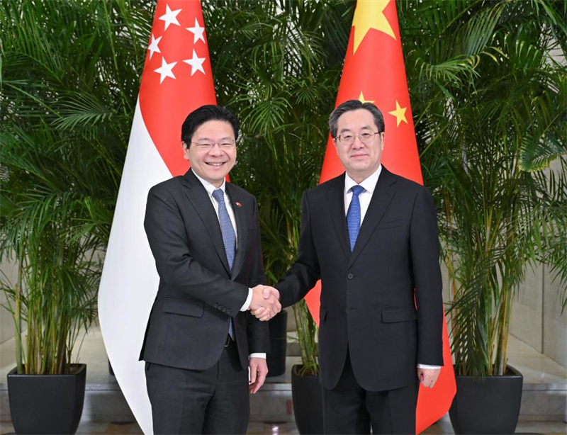 Ding Xuexiang, Naibu Waziri Mkuu wa China akikutana na Naibu Waziri Mkuu ambaye pia ni Waziri wa Fedha wa Singapore Lawrence Wong mjini Tianjin, Kaskazini mwa China, Desemba 7, 2023. (Xinhua/Yue Yuewei)