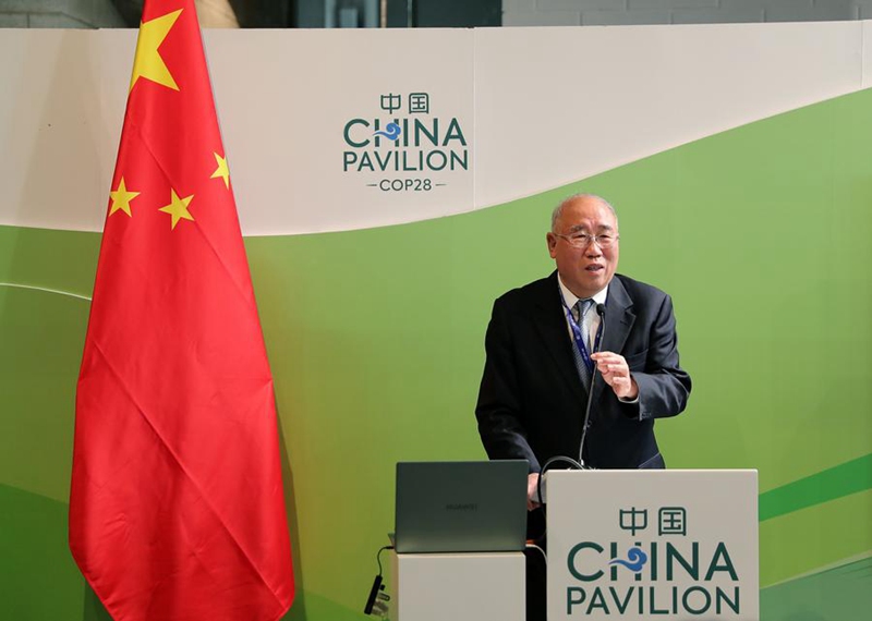 Mjumbe maalum wa China kuhusu mabadiliko ya Tabianchi Xie Zhenhua akizungumza kwenye  shughuli iliyofanyika  katika Banda la China la Mkutano wa Tabianchi wa COP28 mjini Dubai, Umoja wa Falme za Kiarabu, Desemba 8, 2023. (Xinhua/Wang Dongzhen)