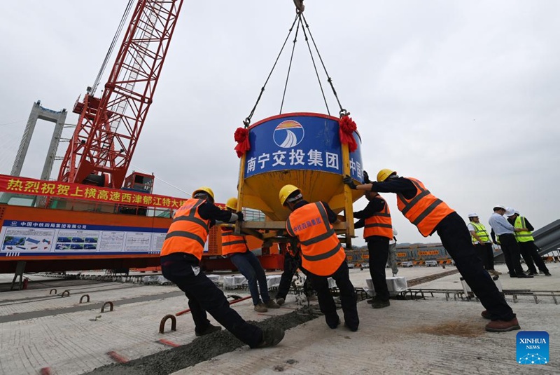 Wafanyakazi wakifanya kazi katika eneo la ujenzi wa daraja kuu la Xijin Yujiang kwenye barabara kuu ya Shanglin-Hengzhou katika Mkoa unaojiendesha wa Kabila la Wazhuang wa Guangxi, Kusini mwa China, Desemba 10, 2023. (Xinhua/Lu Boan)