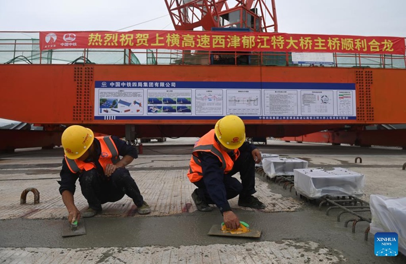 Katika picha: Eneo la ujenzi wa daraja kuu la Xijin Yujiang kwenye barabara kuu ya Shanglin-Hengzhou Kusini mwa China