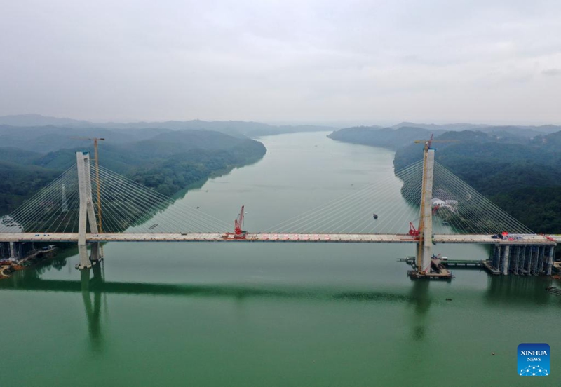 Katika picha: Eneo la ujenzi wa daraja kuu la Xijin Yujiang kwenye barabara kuu ya Shanglin-Hengzhou Kusini mwa China