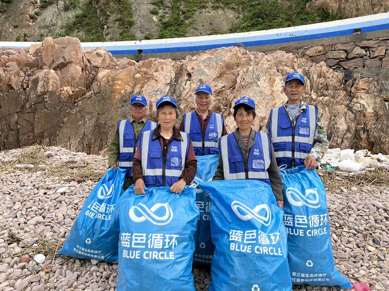 Wahudumu wakikusanya takataka za plastiki kwenye Kisiwa cha Dachen cha Mji wa Taizhou katika Mkoa wa Zhejiang, China. (Picha kwa hisani ya mradi wa “Mzunguko wa Buluu”)