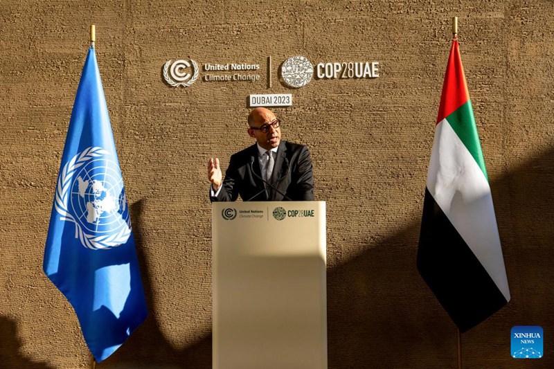 Katibu Mtendaji wa Umoja wa Mataifa kuhusu Mabadiliko ya Tabianchi Simon Stiell akizungumza na wanahabari kwenye Mkutano wa 28 wa Nchi Watia saini wa Mkataba wa Umoja wa Mataifa wa Mabadiliko ya Tabianchi, mjini Dubai, Umoja wa Falme za Kiarabu, Desemba 11, 2023. (Christopher Pike /COP28/ Xinhua)