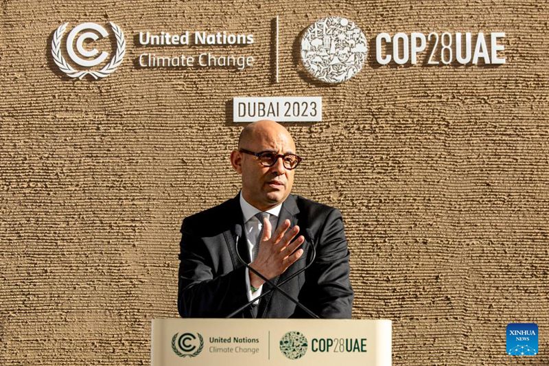 Katibu Mtendaji wa Umoja wa Mataifa kuhusu Mabadiliko ya Tabianchi Simon Stiell akizungumza na wanahabari kwenye Mkutano wa 28 wa Nchi Watia saini wa Mkataba wa Umoja wa Mataifa wa Mabadiliko ya Tabianchi, mjini Dubai, Umoja wa Falme za Kiarabu, Desemba 11, 2023. (Christopher Pike /COP28/ Xinhua)