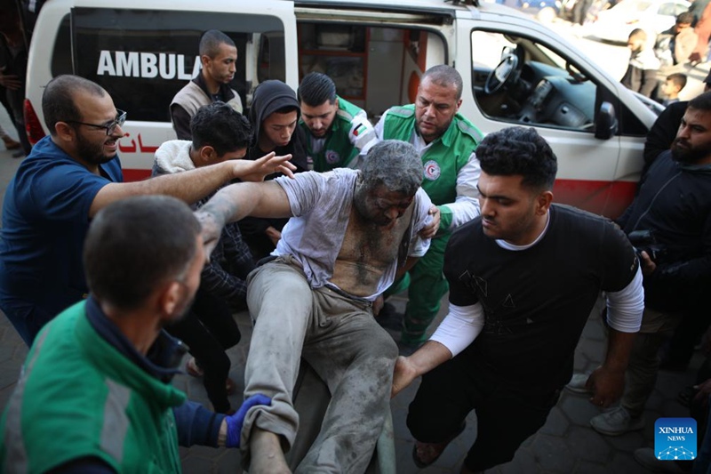 Mtu aliyejeruhiwa akihamishiwa hospitali katika Mji wa Deir el-Balah katikati mwa Ukanda wa Gaza, Desemba 11, 2023. (Xinhua)