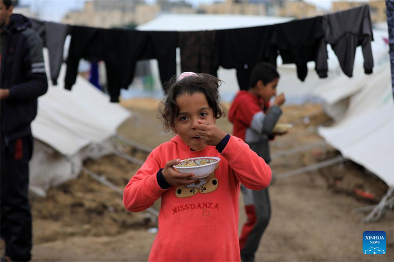 Watoto wa Palestina wakionekana kwenye makazi ya muda katika Mji wa wa Rafah, Kusini mwa Ukanda wa Gaza, Desemba 13, 2023 (Picha na Yasser Qudih/Xinhua)