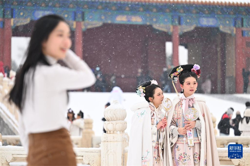 Kutazama na kufurahia mandhari nzuri ya theluji katika Kasri la Ufalme la Beijing, China