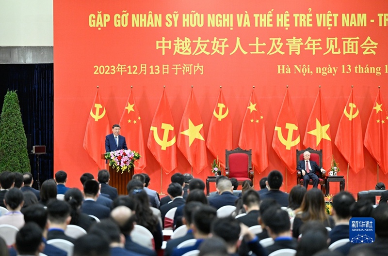 Xi Jinping na Katibu Mkuu wa Chama cha Kikomunisti cha Vietnam wakutana na wawakilishi wa vijana wa China na Vietnam na watu waliochangia urafiki wa nchi hizo