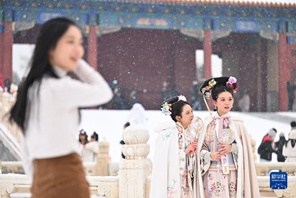 Kutazama na kufurahia mandhari nzuri ya theluji katika Kasri la Ufalme la Beijing, China