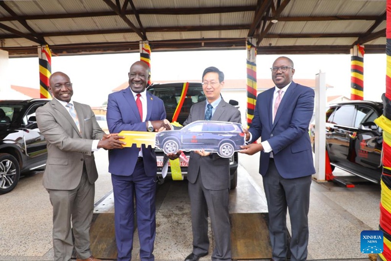 Maafisa wa Uganda na Balozi wa China nchini Uganda Zhang Lizhong wakishiriki kwenye hafla ya makabidhiano ya magari ya SUV mjini Kampala, Uganda tarehe 14, Desemba, 2023. (Picha kwa hisani ya Wizara ya Mambo ya Nje ya Uganda na ilichapishwa na Xinhua)