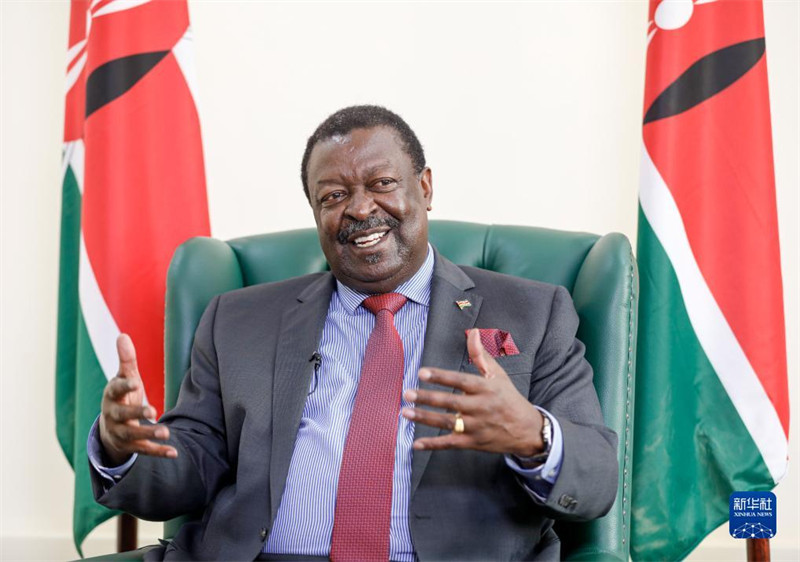 Mkuu wa Mawaziri ambaye pia ni Waziri wa Mambo ya Nje wa Kenya Bw. Musalia Mudavadi akiwa katika mahojiano ya pamoja na vyombo vya habari vya China mjini Nairobi, Kenya Tarehe 11, Desemba. (Picha na Li Yahui/Xinhua)
