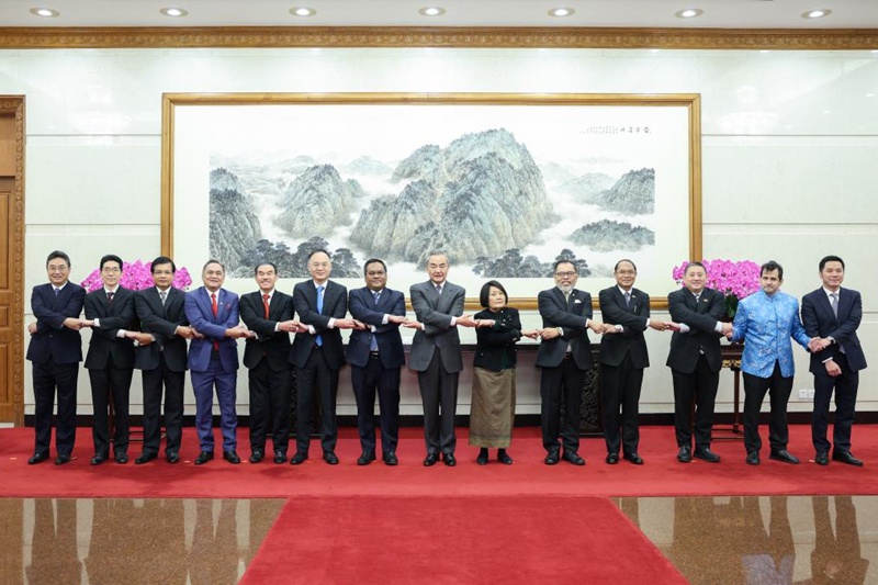 Waziri wa Mambo ya Nje wa China Wang Yi, ambaye pia ni Mjumbe wa Ofisi ya Siasa ya Kamati Kuu ya Chama cha Kikomunisti cha China (CPC) akikutana na wajumbe wa kidiplomasia wa nchi za  Umoja wa Nchi za Asia Kusini Mashariki (ASEAN) mjini Beijing, China, Desemba 15, 2023. Balozi wa Timor-Leste nchini China alihudhuria mkutano huo. (Xinhua/Liu Bin)
