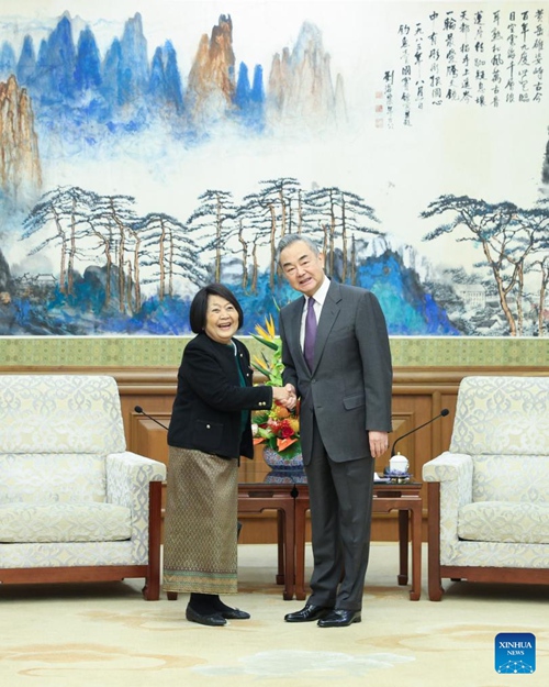Waziri wa Mambo ya Nje wa China Wang Yi, ambaye pia ni Mjumbe wa Ofisi ya Siasa ya Kamati Kuu ya Chama cha Kikomunisti cha China (CPC) akikutana na Balozi wa Cambodia anayemaliza muda wake nchini China Khek Caimealy Sysoda mjini Beijing, China, Desemba 15, 2023. (Xinhua/Liu Bin)