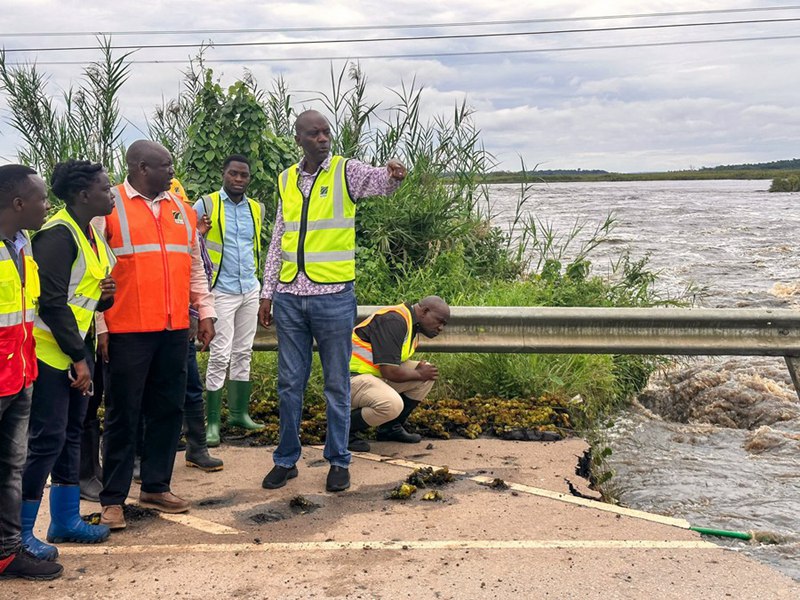 Wafanyakazi wakikagua sehemu ya uharibifu uliotokana na mafuriko katika barabara kuu ya Kampala-Masaka, nchini Uganda, Mei 12, 2023. (Picha na Nicholas Kajoba/Xinhua)