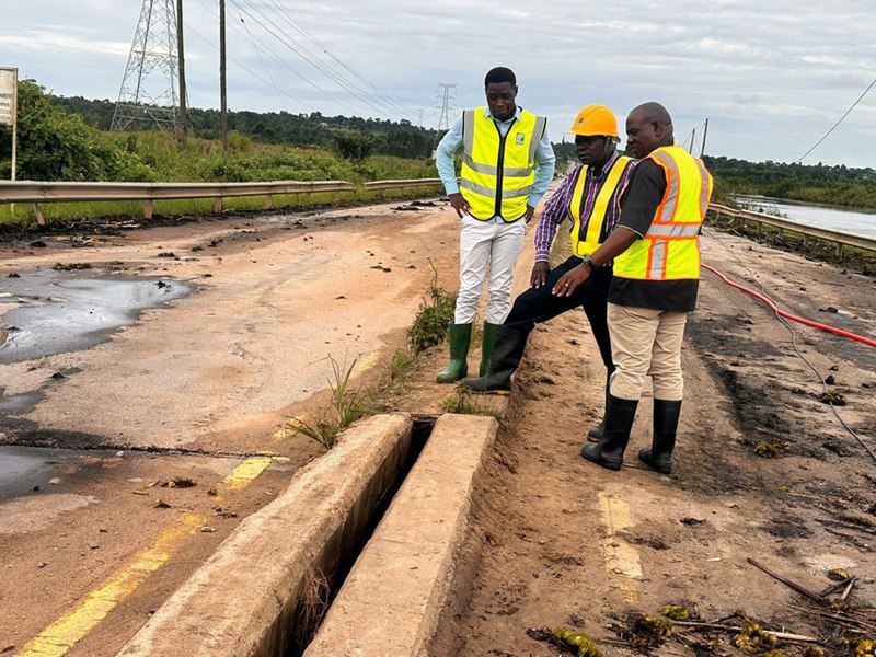 Picha hii iliyopigwa Mei 12, 2023, ikionyesha sehemu ya uharibifu uliotokana na mafuriko kwenye barabara kuu ya Kampala-Masaka, nchini Uganda. (Picha na Nicholas Kajoba/Xinhua)