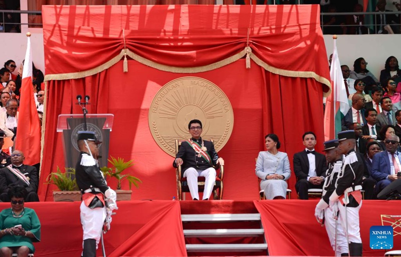 Andry Rajoelina (Kati), aliyechaguliwa tena kuwa Rais wa Madagascar, akihudhuria hafla ya kuapishwa kwake mjini Antananarivo, Madagascar, Desemba 16, 2023. (Picha na Sitraka Rajaonarison/Xinhua)