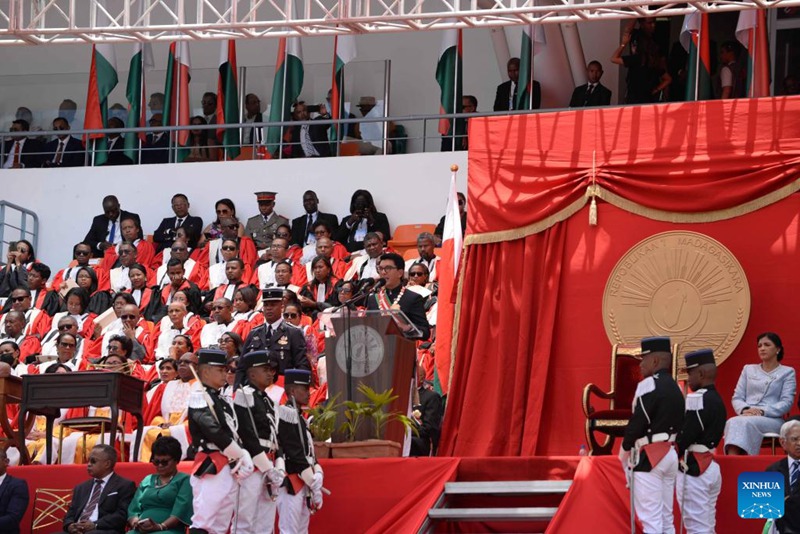 Andry Rajoelina, aliyechaguliwa tena kuwa Rais wa Madagascar, akitoa hotuba kwa taifa kwenye hafla ya kuapishwa kwake mjini Antananarivo, Madagascar, Desemba 16, 2023. (Picha na Sitraka Rajaonarison/Xinhua)