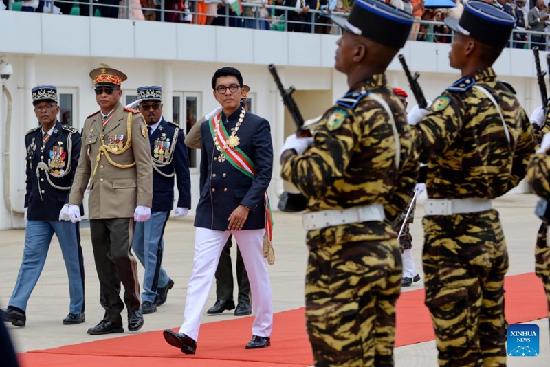 Andry Rajoelina (Kati), aliyechaguliwa tena kuwa Rais wa Madagascar, akikagua gwaride la heshima la jeshi kwenye hafla ya kuapishwa kwake mjini Antananarivo, Madagascar, Desemba 16, 2023. (Picha na Sitraka Rajaonarison/Xinhua)