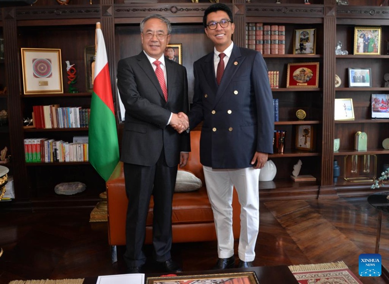 Rais wa Jamhuri ya Madagascar Andry Nirina Rajoelina akikutana na mjumbe maalum wa Rais Xi Jinping wa China na Makamu Mwenyekiti wa Kamati ya Taifa ya Baraza la Mashauriano ya Kisiasa la Watu wa China Hu Chunhua mjini Antananarivo, Madagascar, Desemba 17, 2023. (Picha na Sitraka Rajaonarison/ Xinhua)