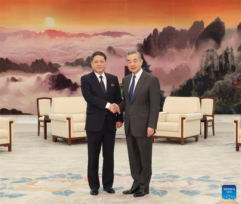 Waziri wa Mambo ya Nje wa China Wang Yi, ambaye pia ni Mjumbe wa Ofisi ya Siasa ya Kamati Kuu ya Chama cha Kikomunisti cha China (CPC), akikutana na Naibu Waziri wa Mambo ya Nje wa Jamhuri ya Kidemokrasia ya Watu wa Korea (DPRK) Pak Myong Ho mjini Beijing, China, Desemba 18, 2023. (Xinhua/Ding Haitao)