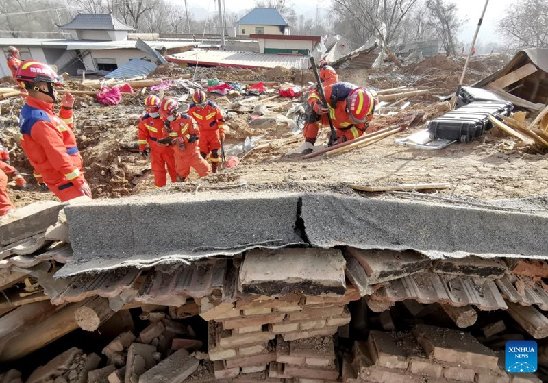 Waokoaji wakifanya kazi katika Kijiji cha Meiyi kilichoko Wilaya ya Minhe, Mkoa wa Qinghai, Kaskazini-Magharibi mwa China, Desemba 19, 2023. (Xinhua/Zhang Ling)