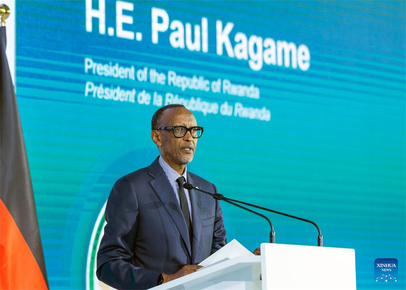 Rais wa Rwanda Paul Kagame akitoa hotuba kwenye hafla ya uzinduzi wa kiwanda cha kwanza cha kutengeneza chanjo za mRNA barani Afrika cha kampuni ya bioteknolojia ya BioNTech, mjini Kigali, Rwanda, Desemba 18, 2023. (Ikulu ya Rwanda/ Xinhua)