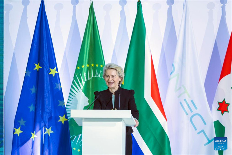Ursula von der Leyen, Rais wa Kamisheni ya Ulaya akitoa hotuba kwenye hafla ya uzinduzi wa kiwanda cha kwanza cha kutengeneza chanjo za mRNA barani Afrika cha kampuni ya bioteknolojia ya BioNTech, mjini Kigali, Rwanda, Desemba 18, 2023. (Ikulu ya Rwanda/ Xinhua)