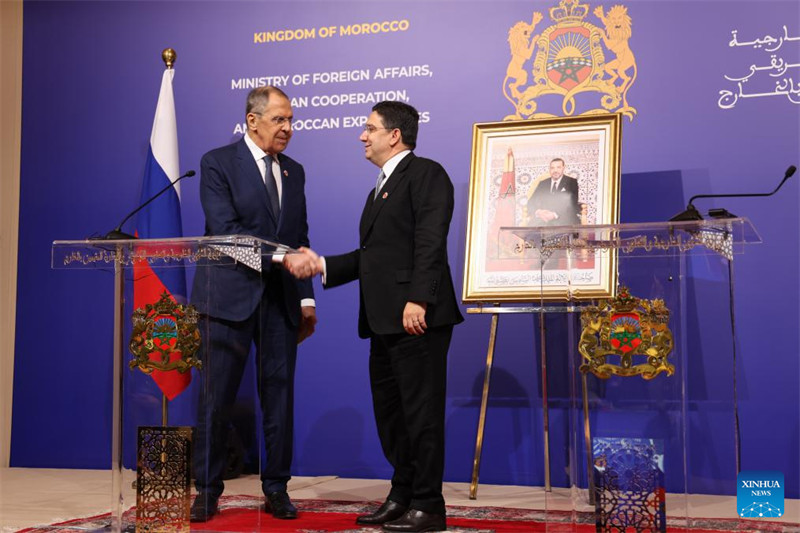 Waziri wa Mambo ya Nje wa Morocco, Nasser Bourita (Kulia) akisalimiana na Waziri wa Mambo ya Nje wa Russia Sergey Lavrov kwenye mkutano na waandishi wa habari baada ya mkutano wao wa pande mbili mjini Marrakech, Morocco, Desemba 20, 2023. (Xinhua/Huo Jing)