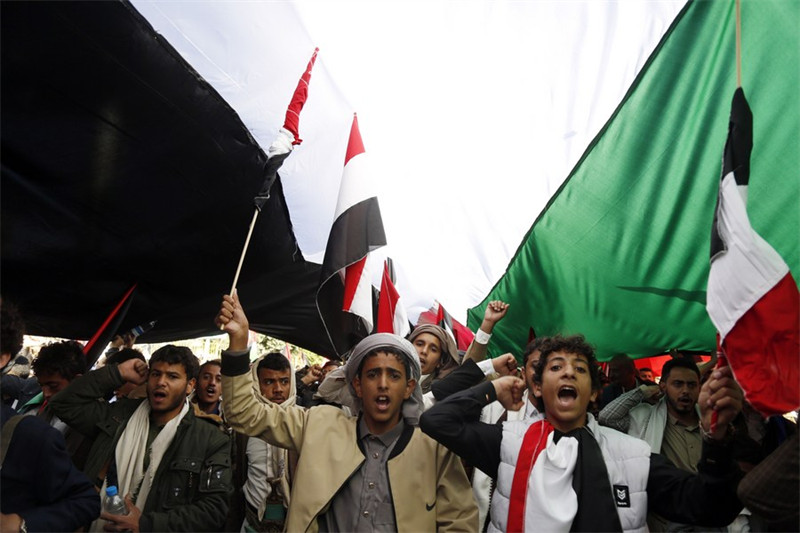 Watu wakikusanyika katika maandamano ya kuwaunga mkono Wapalestina huku kukiwa na mgogoro kati ya Palestina na Israel, mjini Sanaa, Yemen, Oktoba 20, 2023. (Picha na Mohammed Mohammed/Xinhua)