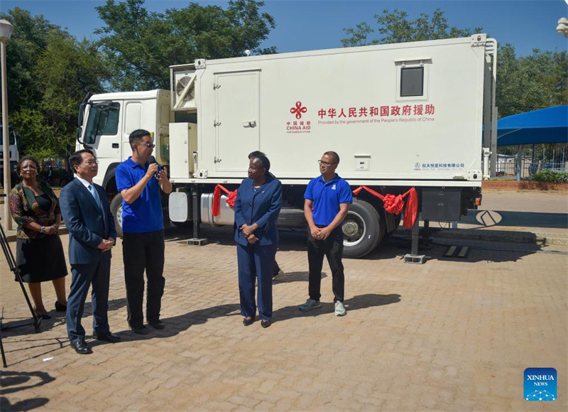 Wang Xuefeng (wa pili kushoto), Balozi wa China nchini Botswana, na Grace Muzila (wa pili kulia), Katibu Mkuu wa Wizara ya Mazingira na Utalii ya Botswana, wakisikiliza maelezo ya kujulisha hali ya kituo hiki baada ya hafla ya makabidhiano huko Gaborone, Botswana, Desemba 21 , 2023. (Picha na Tshekiso Tebalo/Xinhua)