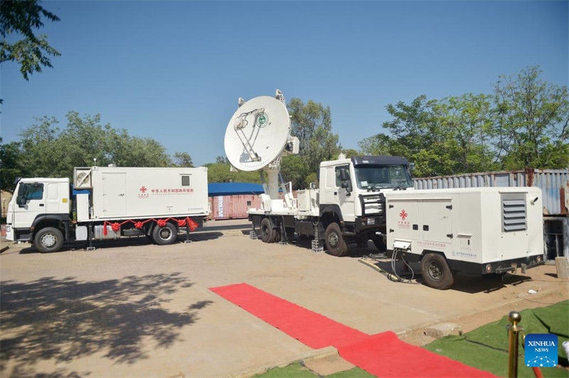 Picha hii iliyopigwa Desemba 21, 2023 ikionyesha kituo kinachohamahama cha  kufuatilia hali ya hewa kilichokabidhiwa na Serikali ya China kwa Botswana mjini Gaborone, Botswana, Desemba 21, 2023. (Picha na Tshekiso Tebalo/Xinhua)