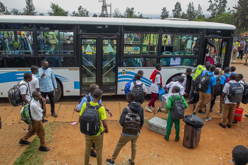 Tarehe 29, Machi, 2022, wanafunzi wa Kigali, Rwanda wakisubiri kupanda basi la kurudi nyumbani kwa ajili ya likizo . (Picha na Cyril Ndegeya/Xinhua)