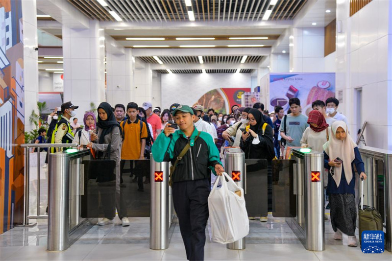 Abiria wakitumia tikiti zao kuingia kwenye Kituo cha Halim katika  Jakarta, Indonesia, Desemba 25, 2023.