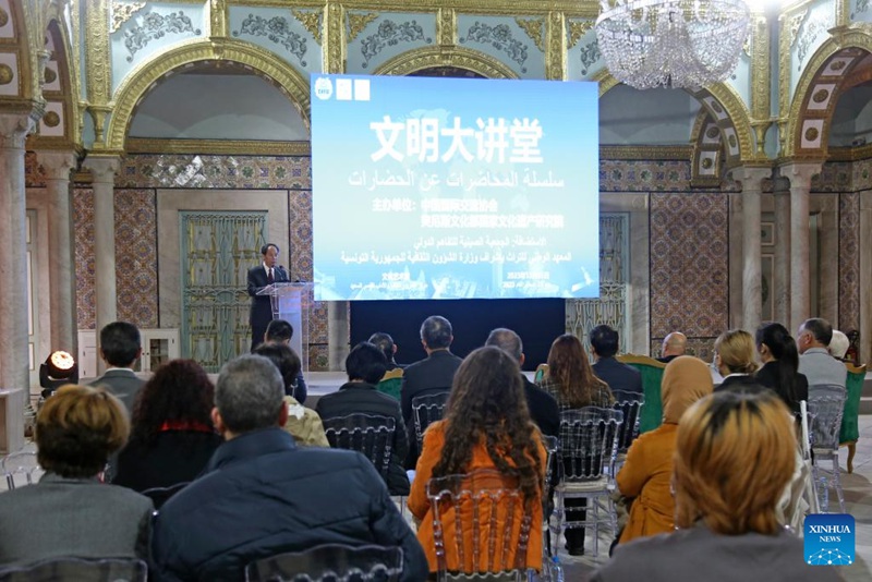 Ji Bingxuan, Mkuu wa Shirika la Mawasiliano ya Kimataifa la China, akizungumza kwenye mkutano wa mawasiliano ya utamaduni na ustaarabu kati ya China na Tunisia mjini Tunis, Tunisia, Desemba 25, 2023. (Xinhua)
