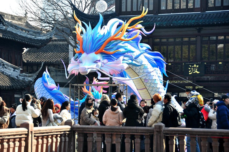 “Dragoni Mkubwa” aonekana kwenye Hekalu la Yuyuan, Shanghai na kuleta shamrashamra ya mwaka mpya wa dragoni