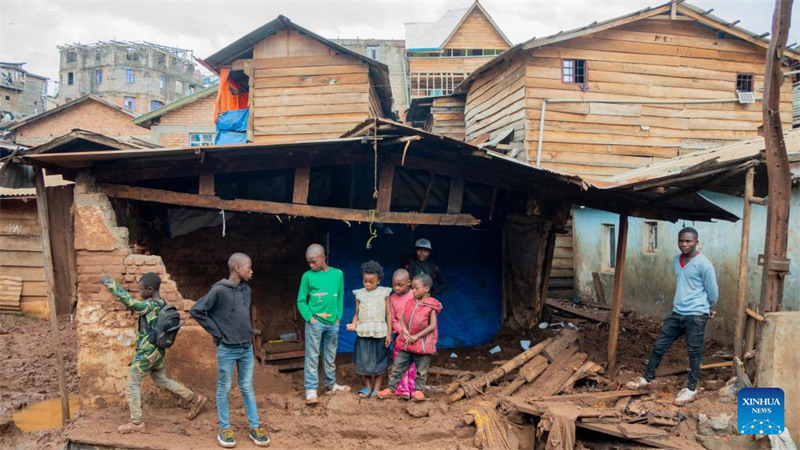 Picha iliyopigwa Desemba 27, 2023 ikionyesha watu wakiwa wamesimama kwenye nyumba zilibomolewa na mafuriko baada ya mvua kubwa kunyesha huko Bukavu, Mji Mkuu wa Jimbo la Kivu Kusini, Mashariki mwa Jamhuri ya Kidemokrasia ya Kongo (DRC). (Str/Xinhua)