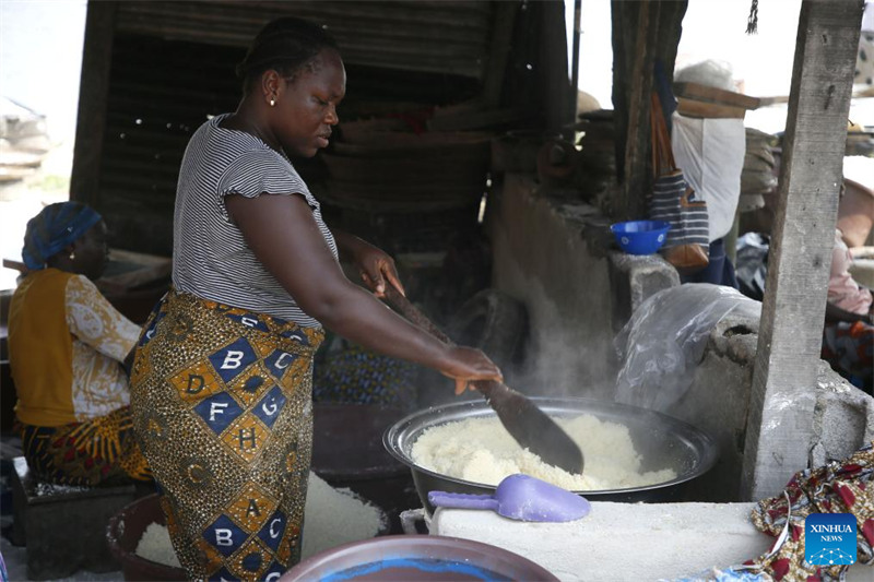 Habari Picha: Watu wakitengeneza unga wa muhogo mjini Abidjan, Cote d'Ivoire