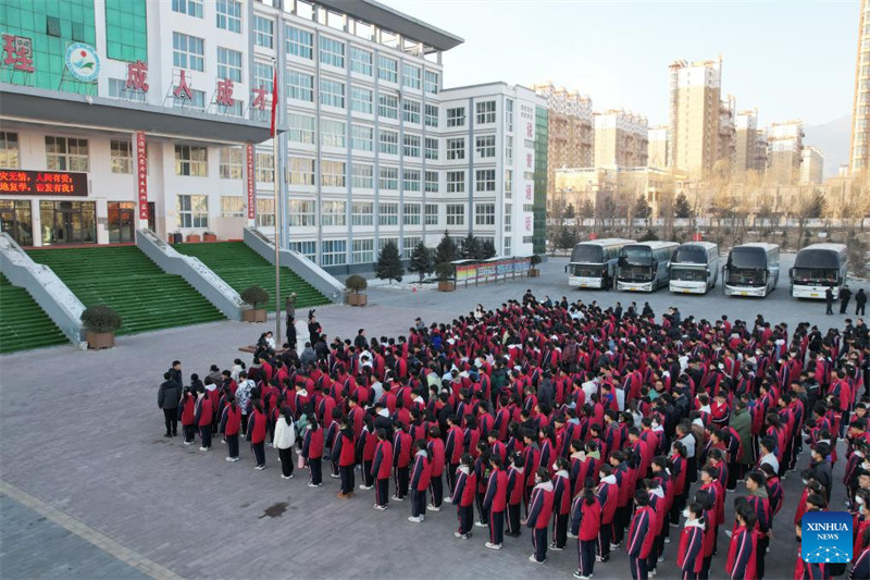 Wanafunzi kutoka Shule ya Sekondari ya Jishi katika wilaya iliyokumbwa na tetemeko la ardhi nchini China wahamia shule nyingine