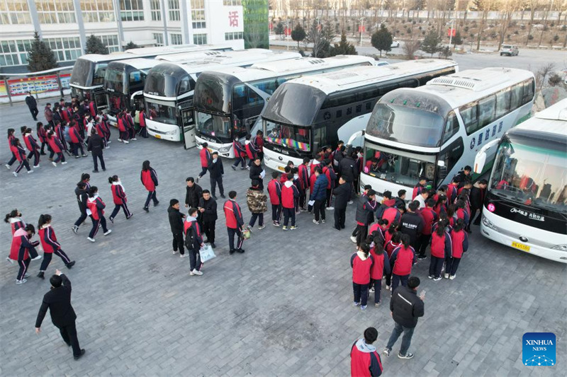 Wanafunzi kutoka Shule ya Sekondari ya Jishi katika wilaya iliyokumbwa na tetemeko la ardhi nchini China wahamia shule nyingine