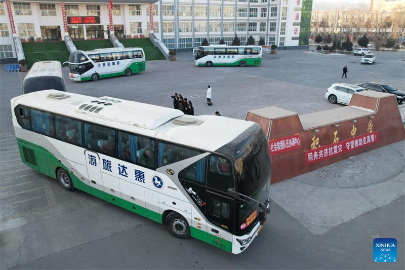 Wanafunzi kutoka Shule ya Sekondari ya Jishi katika wilaya iliyokumbwa na tetemeko la ardhi nchini China wahamia shule nyingine