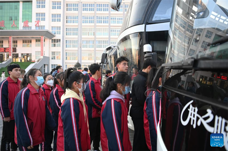 Wanafunzi kutoka Shule ya Sekondari ya Jishi katika wilaya iliyokumbwa na tetemeko la ardhi nchini China wahamia shule nyingine